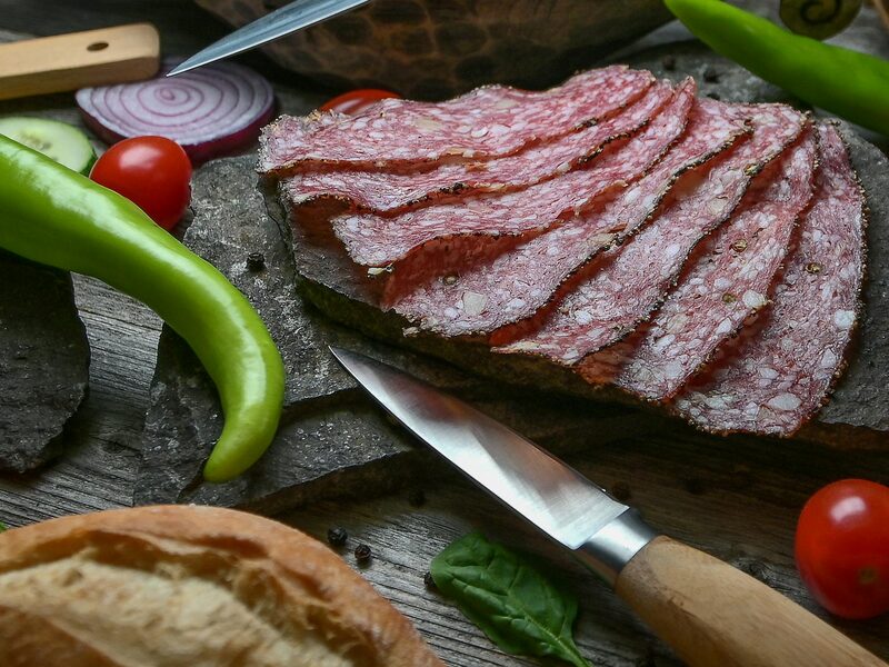 Нарізка ковбаси (салямі)